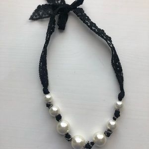 Pearl necklace with interlacing black lace ribbon